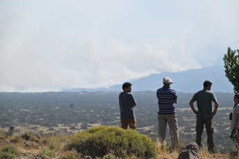 Chubut, Argentina.- En las fotos tomadas el 6 de febrero del 2024, muestra el incendio en el Parque Los Alerces, que avanza hacia Esquel, provocando la evacuación de forma preventiva de los vecinos de Río Percy, la parte alta de la Ciudad de Esquel. El incendio se inició el 25 de enero en el Parque Nacional Los Alerces y luego se extendió dentro de jurisdicción provincial, arrasando con más de 3.500 hectáreas de bosque nativo.