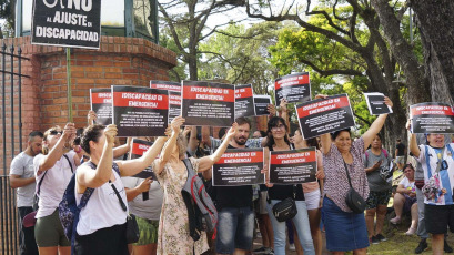 Buenos Aires, Argentina.- En las fotos tomadas el 7 de febrero del 2024, organizaciones que integran el Foro Permanente para la Promoción y la Defensa de los Derechos de las Personas con Discapacidad y otros colectivos se movilizaron en diferentes provincias del país y entregarán un petitorio en la quinta presidencial de Olivos en el que piden se actualicen los aranceles de prestaciones y del transporte del sector, tras rechazar el 32