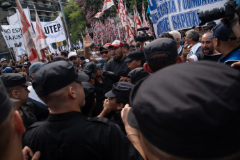 Buenos Aires, Argentina.- En las fotos tomadas el 23 de febrero del 2024, organizaciones sociales iniciaron una jornada nacional de protesta en reclamo de "alimentos". La nueva jornada de protesta, se realiza "con 500 cortes" de rutas en todo el país y en los accesos a la ciudad de Buenos Aires, para reclamar por asistencia alimentaria para comedores y merenderos comunitarios, entre otras demandas.