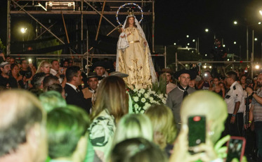 Mendoza, Argentina.- En la foto tomada el 25 de febrero de 2024, la Fiesta de la Vendimia comenzó esta noche en Mendoza con la ceremonia de la "Bendición de los frutos" en el departamento de Guaymallén, mientras que el sábado próximo se hará la celebración central, denominada "Coronados de historia y futuro", que convoca a turistas y mendocinos en el teatro griego Frank Romero Day, ubicado en la capital provincial.