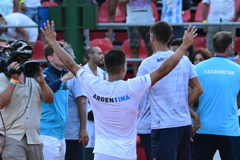 Rosario, Argentina.- En las fotos tomadas el 4 de febrero del 2024, el tenista Sebastián Báez venció a Dmitry Popko en una definición por el quinto punto de la serie ante Kazajistán, que se desarrolló en el Jockey Club de Rosario, y el equipo argentino de Copa Davis logró su clasificación a la Fase de Grupos de las Finales del certamen más importante por equipos.