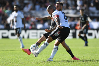 Buenos Aires, Argentina.- En las fotos tomadas el 19 de febrero del 2024, Deportivo Riestra y Atlético Tucumán, se enfrentaron por la sexta fecha de la Copa de la Liga Profesional (LPF) en el estadio del club del Bajo Flores. Deportivo Riestra consiguió su histórico primer triunfo en la Copa de la Liga Profesional al vencer 1-0 a Atlético Tucumán, con el gol de su capitán Milton Céliz, su rival, aún no ganó en lo que va del torneo.