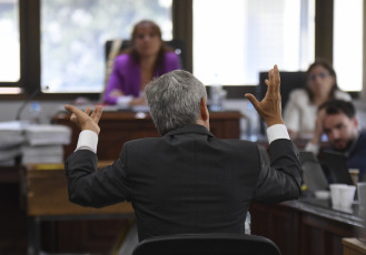 Mendoza, Argentina.- En las fotos tomadas el 27 de febrero del 2024, el destituido juez federal de Mendoza Walter Bento, acusado de liderar una asociación ilícita que pedía dinero a cambio de favores en las causas que instruía, volvió a declarar ante el Tribunal Oral Federal 2 y durante varias horas negó rotundamente ser líder de una asociación ilícita que pedía coimas a imputados federales, en tanto que al mismo tiempo reiteró denuncias en contra del fiscal del caso, Dante Vega.