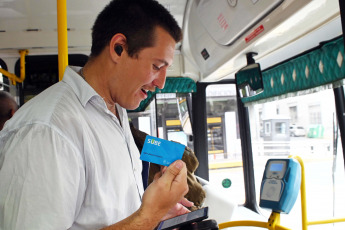 Buenos Aires, Argentina.- En las fotos tomadas el 7 de febrero del 2024, las personas usan el transporte público en Buenos Aires, en medio del aumento de sus tarifas. El transporte público en el Área Metropolitana de Buenos Aires (AMBA) son más caro. Con el objetivo de reducir el gasto en subsidios, la Secretaría de Transporte fijó los boletos mínimos del colectivo y el tren en $270 y $130 (peso argentino), respectivamente.