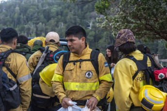 Patagonia, Argentina.- In the photos taken on February 16, 2024, the operation continued against the fire in Lake Nahuel Huapi. For the affected area, the technical team of the Nahuel Huapi National Park specified that the fire advanced within the perimeter, affecting 629 hectares.