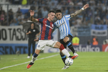 Avellaneda, Argentina.- En la fotografía tomada el 9 de febrero de 2024 en el Estadio de Racing Club se muestran escenas del partido disputado entre el equipo local y San Lorenzo de Almagro. Adrián Martínez convirtió tres goles para Racing, mientras que Mura consiguió el único tanto para San Lorenzo.