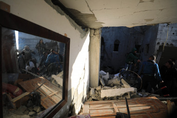 Franja de Gaza, Palestina.- En la fotografía tomada el 24 de febrero de 2024 se muestra un edificio destruído en un ataque aéreo israelí en la ciudad de Rafah, en el sur de la Franja de Gaza. Al menos ocho palestinos, entre ellos un niño, murieron en un ataque aéreo israelí dirigido a una casa en la ciudad de Rafah, confirmaron el sábado fuentes médicas palestinas.