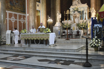 Buenos Aires, Argentina.- En las fotos tomadas el 9 de febrero del 2024, durante la misa celebrada en la Basílica de La Piedad, por Monseñor Rubén Frassia y el parroco Raúl Laurenzena. La canonización de Mama Antula, se llevará a cabo el domingo el papa Francisco en la basílica de San Pedro transformándola en la primera santa de Argentina.