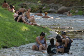 San Luis, Argentina.- En las fotos tomadas el 14 de febrero del 2024, las personas disfrutan en los lugares turísticos de San Luis. La provincia de San Luis registró un nivel de ocupación de alojamientos turísticos del 95% sobre sus más de 30.000 plazas habilitadas, informó la Secretaría de Turismo provincial.