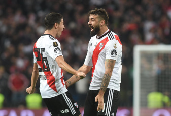 Madrid, España.- En la fotografía de archivo tomada el 9 de diciembre de 2018 en Madrid, España, se muestran escenas de la final de la Copa Libertadores de América disputada entre River Plate y Boca Juniors. La película 'Cierren los ojos, la final eterna' documenta el cruce que definió a River como ganador de la Copa. Tendrá tres jornadas de funciones en 13 salas de todo el país de los complejos Cinemark Hoyts. Se podrá ver el 29 de febrero, el 3 y 6 de marzo, a las 20, en cines de Cinemark Hoyts.