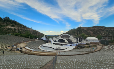 Mendoza, Argentina.- En las fotos tomadas el 28 de febrero del 2024, muestra el teatro griego Frank Romero Day, ubicado en la capital provincial. La Fiesta de la Vendimia comenzó en Mendoza con la ceremonia de la "Bendición de los frutos" en el departamento de Guaymallén. El sábado se hará la celebración central, denominada "Coronados de historia y futuro", que convoca a turistas y mendocinos en el teatro griego Frank Romero Day.