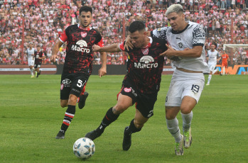 Córdoba, Argentina.- En las fotos tomadas el 18 de febrero del 2024, Instituto vs. Independiente, en la fecha 6 por la Copa de la Liga en el Monumental de Alta Córdoba. Independiente venció por 2-0 a Instituto. Fue Gabriel Neves quien inauguró el marcador al minuto 25 de la primera mitad. Más tarde, en el minuto 31 de la misma etapa, Lucas González aumentó la ventaja, asegurando la victoria de Independiente.