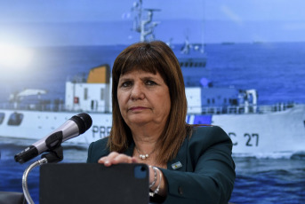 Buenos Aires, Argentina.- En las fotos tomadas el 8 de febrero del 2024, la ministra de Seguridad, Patricia Bullrich, presentó el protocolo para uso de armas de fuego para las fuerzas federales, pero por ahora sólo se aplicará a la Prefectura Naval. En conferencia de prensa, la ministra de Seguridad anunció que Prefectura Naval podrá usar todo tipo de armas para dejar de estar en una "situación desventajosa en el patrullaje de ríos", como primer paso para el restablecimiento del reglamento general que regirá próximamente para todos los miembros de las fuerzas federales de seguridad.