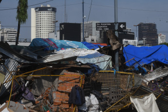 Buenos Aires, Argentina.- En las fotos tomadas el 29 de febrero del 2024, el Gobierno de la Ciudad de Buenos Aires realizó un operativo de desalojo en una de las entradas al Barrio Padre Carlos Mugica y de acceso a la terminal de ómnibus, que había sido ocupada ilegalmente hace cinco años para el funcionamiento de una feria informal y en la que se vendían artículos robados, entre otros productos.