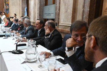 Buenos Aires, Argentina.- En las fotos tomadas el 22 de febrero del 2024, la Comisión Bicameral de Tratamiento Legislativo comenzó a deliberar para designar autoridades y acordar su esquema de trabajo, dado que debe tratar decretos de necesidad y urgencia (DNU) dictados por el Gobierno anterior y el DNU 70/2023 dictado por el presidente Javier Milei, que deroga y modifica leyes y propone, entre otras medidas, una reforma laboral.