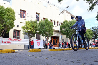 Viedma, Argentina.- En las fotos tomadas el 28 de febrero del 2024, el personal de la Legislatura de Río Negro, nucleado en la Asociación Personal Empleados Legislativos (APEL), realizó un paro de 24 horas en reclamo de mejoras salariales, de cara a la apertura de sesiones ordinarias del gobernador Alberto Weretilneck, programado para este viernes 1 de marzo.