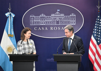 Buenos Aires, Argentina.- In photos taken on February 23, 2024, the Secretary of State of the United States, Anthony Blinken (right), held a joint press conference with his counterpart, Diana Mondino (left), at the Casa Rosada in Buenos Aires. Aires. Blinken assured that Argentina "can count" on the United States to stabilize its economy. Furthermore, he stressed that the United States represents the country with the greatest foreign investment in the South American country and expressed his desire to maintain it.