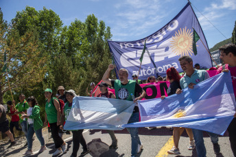 Río Negro, Argentina.- In the photos taken on February 14, 2024, social, union and political organizations begin the eighth edition of the so-called March for the Sovereignty of Lake Escondido, located in the province of Río Negro, in "defense of national sovereignty" and in rejection of the repeal of the land law.