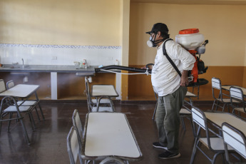 Posadas, Argentina.- En las fotos tomadas el 27 de febrero del 2024, muestra el operativo contra el dengue que se lleva a cabo en las escuelas de Posadas a través de los organismos municipales. El operativo, incluye la limpieza, desmalezado y fumigación con el objetivo de garantizar seguridad ante el inicio del ciclo lectivo 2024.