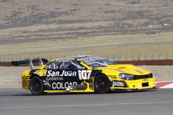 El Calafate, Argentina.- En la foto tomada el 25 de febrero de 2024, el debutante sanjuanino Tobías Martínez (Torino NG) terminó heredando la victoria y se adjudicó esta tarde la final de la primera fecha del campeonato de Turismo Carretera (TC) de automovilismo desarrollada en la localidad de El Calafate, provincia de Santa Cruz, en una carrera por momentos caótica y de múltiples alternativas cambiantes.