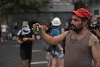 Buenos Aires, Argentina.- In photos taken on February 1, 2024, new clashes between police and protesters occurred outside Congress during the debate in the Chamber of Deputies of the so-called Bases law, which led legislators from the Kirchnerism and the left to present a motion to suspend the session, which was rejected by the majority of the legislative body.