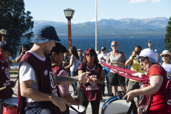 Bariloche, Argentina.- En las fotos tomadas el 31 de enero del 2024, organizaciones sociales y vecinos se convocaron en el centro cívico de la ciudad en rechazo a la Ley Omnibus que se debate en Diputados. Las protestas para expresar el desacuerdo a las reformas de Milei se presentaron en Buenos Aires, pero se extendieron en otras partes del país, como Neuquén, Bariloche y Viedma.