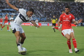 Buenos Aires, Argentina.- In the photos taken on February 13, 2024, during the match between Gimnasia and Esgrima La Plata and Huracán for the fifth date of the Zone A of the Professional Football League Cup at the Estadio Juan Carmelo Zerillo of La Plata. The 'Globo' (nickname of Huracán) was winning with a goal from Mazzantti but Gimnasia reacted and sealed a 3-1 thanks to Domínguez, Mammini and Colman.