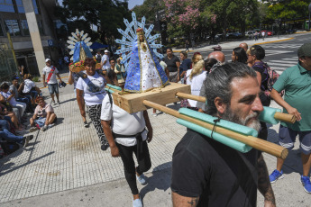 Buenos Aires, Argentina.- En las fotos tomadas el 5 de febrero del 2024, organizaciones sociales nucleadas en la Unión de Trabajadores y Trabajadoras de la Economía Popular (UTEP) realizaron una protesta denominada la "fila del hambre" para pedir asistencia alimentaria para los comedores comunitarios, en tanto el Gobierno pidió hacer el reclamo por los "canales oficiales".