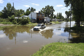 Buenos Aires, Argentina.- En las fotos tomadas el 13 de febrero del 2024, muestra calles inundadas tras la crecida el Río de la Plata. El Servicio de Hidrografía Naval (SHN) actualizó el alerta por crecida del Río de la Plata en la Ciudad de Buenos Aires y las zonas costeras del norte y del sur del conurbano bonaerense, donde se registrarán alturas superiores a los 2.30 metros, a la vez que permanece vigente otro alerta para la costa atlántica, entre Mar del Plata y San Clemente del Tuyú.