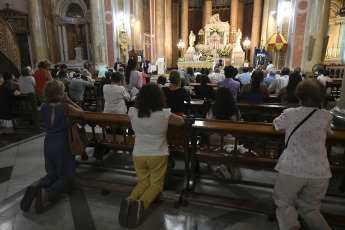 Buenos Aires, Argentina.- En las fotos tomadas el 9 de febrero del 2024, durante la misa celebrada en la Basílica de La Piedad, por Monseñor Rubén Frassia y el parroco Raúl Laurenzena. La canonización de Mama Antula, se llevará a cabo el domingo el papa Francisco en la basílica de San Pedro transformándola en la primera santa de Argentina.