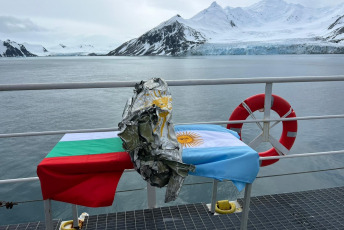 Antártida.- En las fotos tomadas el 6 de febrero del 2024, una expedición búlgara halló en la Antártida restos de un avión argentino estrellado hace 48 años. El avión Neptune 2P-103 de la Armada Argentina pasó 48 años perdido en un glaciar de la isla Livingston, cercana a la Antártida. El 15 de septiembre de 1976, estaba en vuelo de reconocimiento cuando se estrelló contra un monte helado. Ahora, el glaciar que lo había tragado devolvió algunas partes de la nave que quedaron esparcidas en la playa rocosa frente al mar.