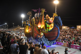 Gualeguaychú, Argentina.- En las fotos tomadas el 1 de febrero del 2024, muestra la nueva edición del carnaval de Gualeguaychú, que comenzó el 6 de enero y se extiende hasta el 24 de febrero. Cuatro comparsas recorrieron los 500 metros de pasarela al aire libre desplegados a lo largo de la antigua estación de tren, convertida ahora en el corsódromo Jose Luis Gestro, y se disputan el premio a la mejor del año.