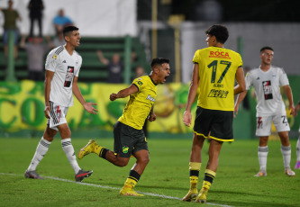 Buenos Aires, Argentina.- In the photos taken on February 26, 2024, during the match between Defensa y Justicia and Riestra in a match corresponding to date 7 of the League Cup at the Norberto "Tito" Tomaghello stadium. Defensa y Justicia tied 1-1 with Riestra. Before reaching the tie, the VAR was the protagonist of the controversy of the match by annulling a penalty in favor of Defensa y Justicia due to a previous offside.