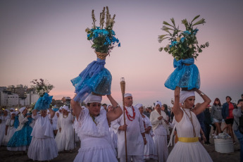 Mar del Plata, Argentina.- En las fotos tomadas el 4 de febrero del 2024, una multitud participa de la fiesta religiosa cultural y turística en la costa marplatense para homenajear a la mae Iemanjá y celebrar los 40 años de su realización en esta ciudad, además de los 25 consecutivos en la Playa Popular II. Como cada primer domingo de febrero y con una asistencia que se calcula en más de 15 mil personas, Mar del Plata fue escenario de la celebración que honra a la orixá africanista y rinde honor a la cultura y la Diversidad.