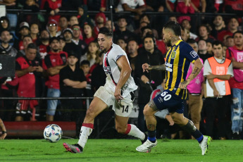 Rosario, Argentina.- En la foto tomada el 25 de febrero de 2024, Rosario Central se hizo fuerte en el Estadio Marcelo Bielsa y logró derrotar 1-0 a Newell's con gol de Ignacio Malcorra para quedarse con el Clásico de Rosario en el marco de la séptima fecha de la Copa de la Liga Profesional 2024.