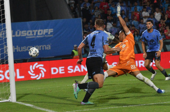 Córdoba, Argentina.- En las fotos tomadas el 19 de febrero del 2024, Belgrano se enfrenta a Sarmiento en un compromiso correspondiente a la sexta jornada de la Copa de la Liga Profesional 2024. Belgrano derrotó 4-1 a Sarmiento. El futbolista peruano Bryan Reyna, marcó su primer gol con Belgrano y se afianza en el once titular.