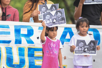 Jujuy, Argentina.- En las fotos tomadas el 26 de febrero del 2024, los dos hombres detenidos por replicar en redes sociales posteos de tono irónicos sobre el exgobernador de Jujuy Gerardo Morales y su esposa, recuperaron su libertad al dictarse el cese de la prisión preventiva que padecieron los últimos 60 días en un penal de la capital provincial, informaron fuentes judiciales.