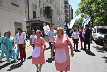 Buenos Aires, Argentina.- En las fotos tomadas el 22 de febrero del 2024, el personal nucleado en la Federación de Asociaciones de Trabajadores de la Sanidad Argentina (Fatsa) lleva adelante un paro de 24 horas "en defensa de la recomposición paritaria de los salarios" y ante "la ausencia de avances en las negociaciones convencionales con las cámaras".