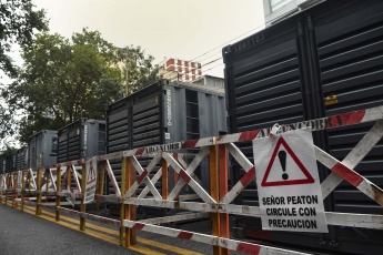 Buenos Aires, Argentina.- En las fotos tomadas el 12 de febrero del 2024, vecinos del barrio porteño de Caballito cortaron el tránsito para reclamar por la inmediata restitución del servicio eléctrico que desde hace varios días afecta a miles de usuarios. Son cerca de 10.000 usuarios los que permanecen sin suministro eléctrico y sin agua desde el sábado pasado, día en el que comenzaron los cortes generalizados.