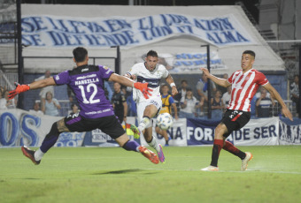 Buenos Aires, Argentina.- En la foto tomada el 25 de febrero de 2024, Gimnasia y Estudiantes iniciaron el clásico de La Plata con una intensidad muy notoria. El prematuro cruce que protagonizaron Pablo De Blasis y Zaid Romero fue una muestra de la carga emotiva que estaba instalada en el Bosque. Más allá de los roces habituales del derby que divide a la Ciudad de las Diagonales, en el Juan Carmelo Zerillo también hubo tiempo para enormes muestras de talento.