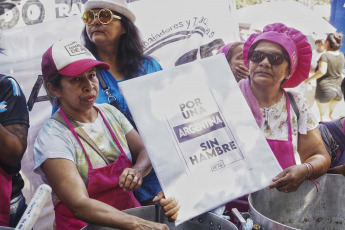 Buenos Aires, Argentina.- En las fotos tomadas el 1 de febrero del 2024, la Unión de Trabajadores y Trabajadoras de la Economía Popular (UTEP) realizan una nueva jornada nacional de "ollas vacías" bajo la consigna "La única necesidad y urgencia es el hambre". La Cámara de Diputados continúa la sesión especial en la que buscará aprobar el proyecto de ley "Bases y Puntos de Partida para la Libertad de los Argentinos", impulsado por el Gobierno nacional.