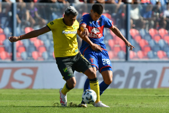 Buenos Aires, Argentina.- En las fotos tomadas el 14 de febrero del 2024, Tigre enfrenta a Defensa y Justicia, en la continuidad de la zona B de la Copa de la Liga Profesional de Fútbol (LPF), en el estadio José Dellagiovana. Tigre perdió 1-0 contra Defensa y Justicia, con un gol de Nicolás "Uvita" Fernández a los 32 minutos del segundo tiempo. Con este resultado, el "Halcón" llegó a las 10 unidades en el torneo y quedó a tres del lóder, Godoy Cruz.