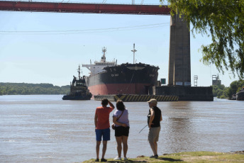 Entre Rios, Argentina.- In the photos taken on February 2, 2024, a concessionaire company carries out the operation to remove the damaged ship on the Miter Bridge of the Zárate-Brazo Largo Railway Complex, with a work group made up of 30 people. Five days after the cargo ship crashed into the Zárate-Brazo Largo bridge, over the waters of the Paraná River, the ship was removed from the scene.