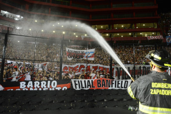 Santa Fe, Argentina.- En las fotos tomadas el 7 de febrero del 2024, River Plate enfrenta a Excursionistas, que milita en la Primera B, por los 32avos. de final de la Copa Argentina en el estadio Brigadier General Estanislao López de Santa Fe. Con goles de Borja, Mastantuono y Ruberto, River Plate venció 3-0 a Excursionistas y avanzó en la Copa Argentina.