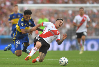 Buenos Aires, Argentina - In the photo taken on February 25, 2024, River and Boca tied 1-1 at the Más Monumental stadium on Sunday for the 7th date of the League Cup. The goals came in the second half, at the feet of Solari and Medina. Hot end in Núñez. With this result, Demichelis's team is at the top of Zone A with 13 points, equaling Independiente's line. Diego Martínez's team reached 10 points and are seventh in Zone B.