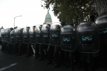 Buenos Aires, Argentina.- In photos taken on February 1, 2024, new clashes between police and protesters occurred outside Congress during the debate in the Chamber of Deputies of the so-called Bases law, which led legislators from the Kirchnerism and the left to present a motion to suspend the session, which was rejected by the majority of the legislative body.