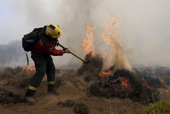 Patagonia, Argentina.- En las fotos tomadas el 9 de febrero del 2024, cuerpos de bomberos combaten los incendios forestales en Los Alerces. El Comando Unificado encargado de combatir el incendio en el Parque Nacional Los Alerces y sus alrededores, ubicado en la provincia de Chubut, informó que el fuego se mantiene activo en todo su perímetro. Según el último reporte, se estima que alrededor de 5.971 hectáreas han sido afectadas.