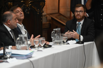 Buenos Aires, Argentina.- En las fotos tomadas el 22 de febrero del 2024, la Comisión Bicameral de Tratamiento Legislativo comenzó a deliberar para designar autoridades y acordar su esquema de trabajo, dado que debe tratar decretos de necesidad y urgencia (DNU) dictados por el Gobierno anterior y el DNU 70/2023 dictado por el presidente Javier Milei, que deroga y modifica leyes y propone, entre otras medidas, una reforma laboral.