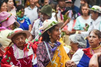 Jujuy, Argentina.- En las fotos tomadas el 8 de febrero del 2024, cientos de grupos de mujeres en toda la provincia de Jujuy encabezaban el esperado "Jueves de Comadres", tradicional festejo en el que renuevan los compromisos afectivos que las unen y que eleva al máximo los pálpitos por la llegada, este sábado, del desentierro del diablo carnavalero de la alegría.