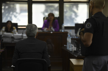 Mendoza, Argentina.- En las fotos tomadas el 27 de febrero del 2024, el destituido juez federal de Mendoza Walter Bento, acusado de liderar una asociación ilícita que pedía dinero a cambio de favores en las causas que instruía, volvió a declarar ante el Tribunal Oral Federal 2 y durante varias horas negó rotundamente ser líder de una asociación ilícita que pedía coimas a imputados federales, en tanto que al mismo tiempo reiteró denuncias en contra del fiscal del caso, Dante Vega.